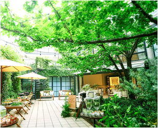結婚式場ならではの既存装飾 - 非日常へと誘うしつらえが既に整っています