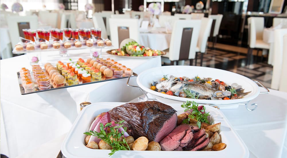 お食事 - CIRQ多数の会場にキッチンを併設しており、専属のシェフがお届けする出来立てのお料理